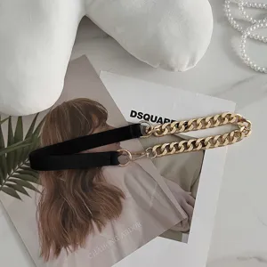 Ceinture chaîne en métal élégante avec bande élastique noire, accessoire de robe chic.