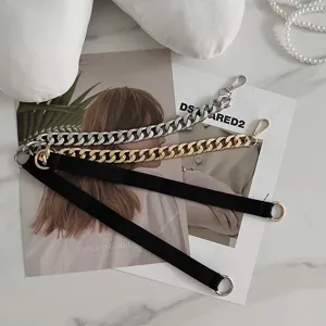Vue détaillée de chaînes décoratives de mode et de ceintures élastiques pour femmes.