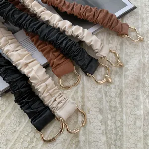 Eleganti cinturini in pelle arricciata per borse o cinture con fibbie dorate in metallo.