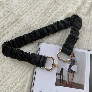 Cintura elastica nera da donna con fibbia in metallo dorato, elegante cintura decorativa arricciata.