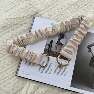 Cintura elastica da donna in ecopelle beige con fibbia in metallo dorato per abito cappotto.