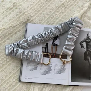 Cintura elastica arricciata metallica argento da donna, elegante accessorio decorativo per abiti.