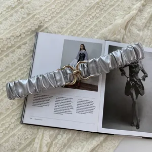 Cintura elastica in vita argentata da donna con elegante fibbia in metallo dorato accessorio
