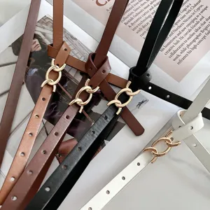 Cintura sottile da donna alla moda con dettaglio di catena in metallo per abiti eleganti.