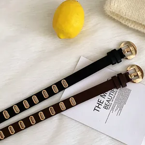 Vue détaillée de la ceinture en cuir décontractée pour femme avec œillets et boucle dorée.