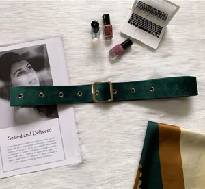 Ceinture large en velours vert pour femme avec boucle métallique et œillets élégants.