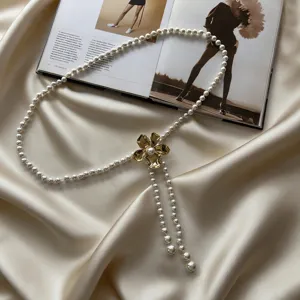 Chaine de taille en perles elegante avec pendentif fleur dore chic, accessoire vintage polyvalent.