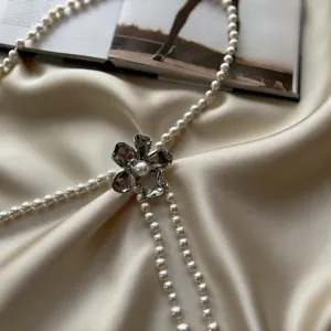Chaîne de taille en perles élégante avec pendentif fleur, bijou de corps chic pour robe.