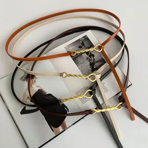 Vue détaillée de ceintures fines en cuir pour femmes avec boucles métalliques torsadées.