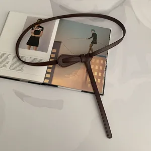Ceinture fine en cuir marron foncé pour femmes, design noué élégant, accessoire de robe parfait.
