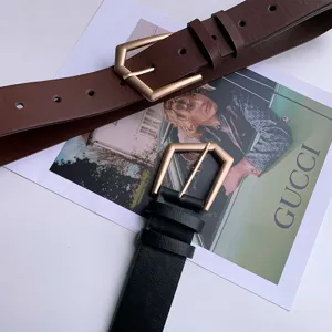 Close-up van de dames leren riem met gouden geometrische gesp in detailweergave.
