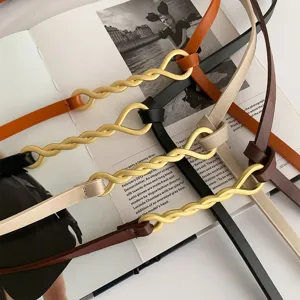 Ceinture fine en cuir élégante avec boucle dorée tordue, accessoire parfait pour robe de femme.