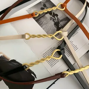 Ceinture fine en cuir pour femme avec boucle élégante torsadée métallique pour robe élégante.
