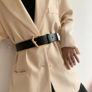 Zwarte stijlvolle damesriem met gouden geometrische gesp op blazer detailweergave