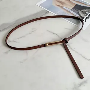 Cintura sottile in pelle da donna con fibbia in metallo, elegante accessorio per vita.