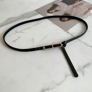 Minimalistική γυναικεία μαύρη δερμάτινη ζώνη με χρυσή μεταλλική αγκράφα μόδας μοντέρνα