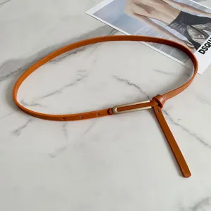 Cintura sottile arancione da donna con fibbia in metallo, accessorio elegante per look quotidiano.