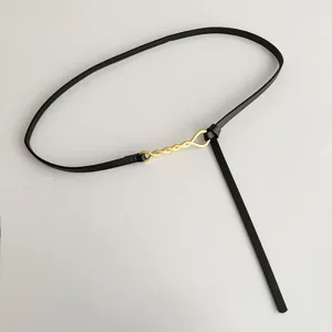 Ceinture fine en cuir noir pour femme avec boucles de torsion en metal dore elegantes.