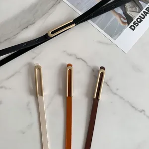 Cintura sottile da donna in pelle con fibbia a U, accessorio elegante e minimalista per vita.