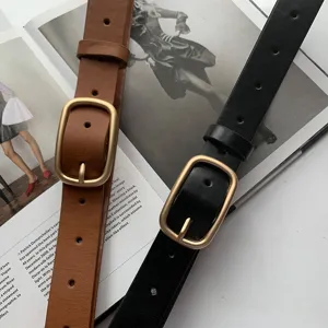 Vue détaillée de ceintures en cuir pour femmes en marron et noir avec boucles en métal.