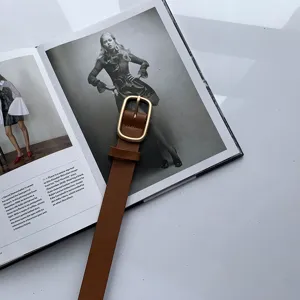 Ceinture en cuir marron pour femme vue détail, boucle métallique tendance pour jeans.