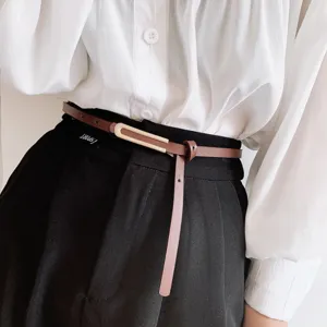 Vista dettagliata di elegante cintura sottile in pelle da donna, accessorio moda.