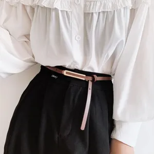 Cintura sottile in pelle minimalista ed elegante con fibbia in metallo per la moda.