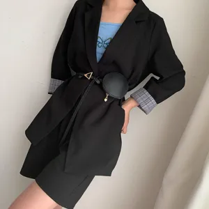 Cintura sottile nera da donna con pochette rotonda e fibbia triangolare metallica stile casual.