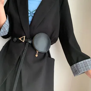 Cintura da donna sottile con mini borsetta rotonda rimovibile e fibbia triangolare dorata.