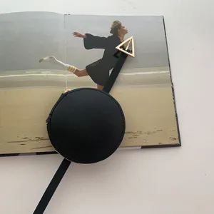 Cintura da vita nera con mini borsa rotonda ed elegante fibbia in metallo triangolo oro.