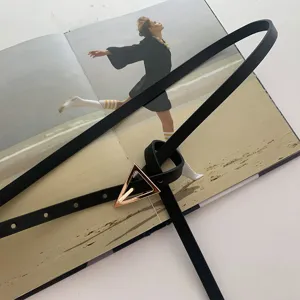 Cintura sottile nera con fibbia metallica triangolare alla moda, elegante accessorio per abiti da donna.