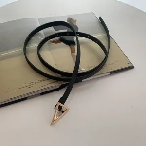 Cintura sottile in pelle nera con fibbia triangolare dorata elegante accessorio vita