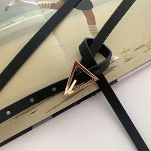 Cintura sottile da donna in pelle nera con fibbia triangolare metallica elegante accessorio