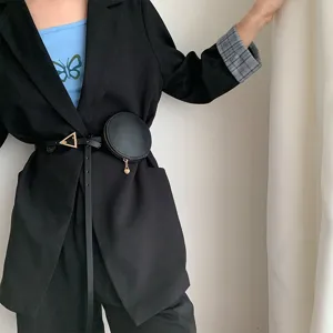 Cintura nera alla moda da donna con piccola tasca rotonda e fibbia triangolare.