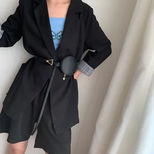 Cintura sottile in pelle nera da donna con fibbia triangolare geometrica e piccola borsa.