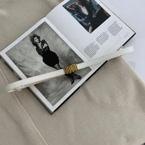 Elegante cintura sottile bianca da donna con fibbia dorata, ideale per abiti e cappotti.