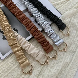 Primo piano dettagliato di eleganti cinture elastiche arricciate per abiti da donna.
