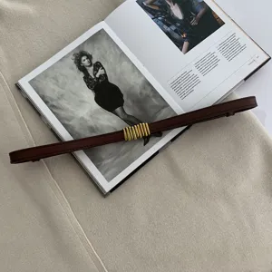 Cintura sottile retrò da donna con fibbia in metallo dorato, elegante accessorio per abito e cappotto.