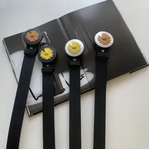 Modischer Damen Ledergürtel mit Gänseblümchen Schnalle, schickes und trendiges Taillenzubehör.