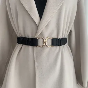 Cintura elastica donna nera stretch con elegante fibbia in metallo dorato per cappotto.