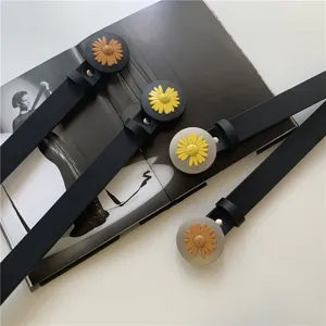 Detailansicht des eleganten Ledergürtels mit stilvollem Gänseblümchen Schnallendesign.