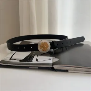 Schicker schwarzer Ledergürtel mit runder Metallschnalle und gelber Gänseblümchen-Dekoration für Damen.