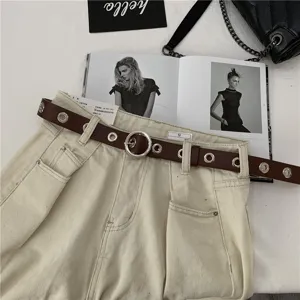 Cinturón casual de piel sintética para mujer con ojales metálicos y hebilla de alfiler.
