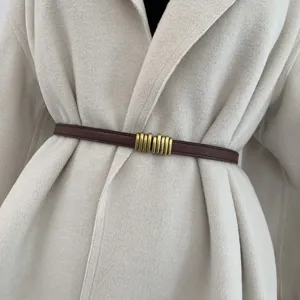 Cintura sottile in pelle da donna con fibbia dorata vintage per cappotti e abiti.