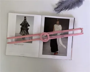 Ceinture rose transparente en PVC avec boucle ronde, ceinture jelly moderne pour femmes élégantes.