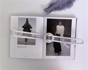 Ceinture jelly PVC transparente tendance mode avec boucle ronde blanche, accessoire féminin.
