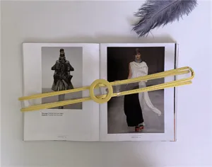 Ceinture transparente en PVC avec bordure jaune et boucle ronde, accessorio tendance pour femme.