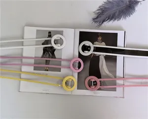 Détail de la ceinture colorée transparente mode avec boucle ronde et options multiples.