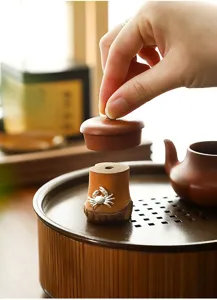 Soporte de tapa de tetera de raíz de bambú hecho a mano detalle con diseño de cangrejo.