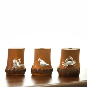 Set de soportes para tapa de tetera de raíz de bambú hecho a mano con animales de plata.